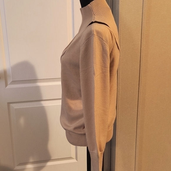 H Halston Cut Out Pullover Size M Color Tan - Picture 3 of 12